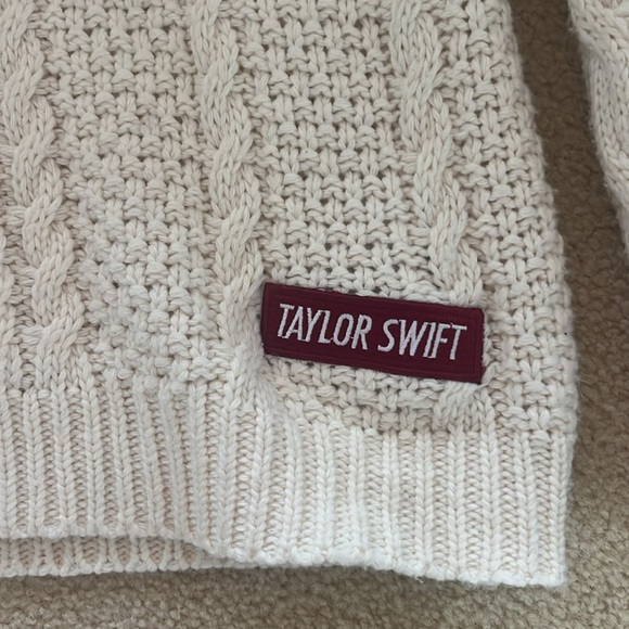 Taylor Swift ‘Red’ Cardigan - Picture 3 of 4